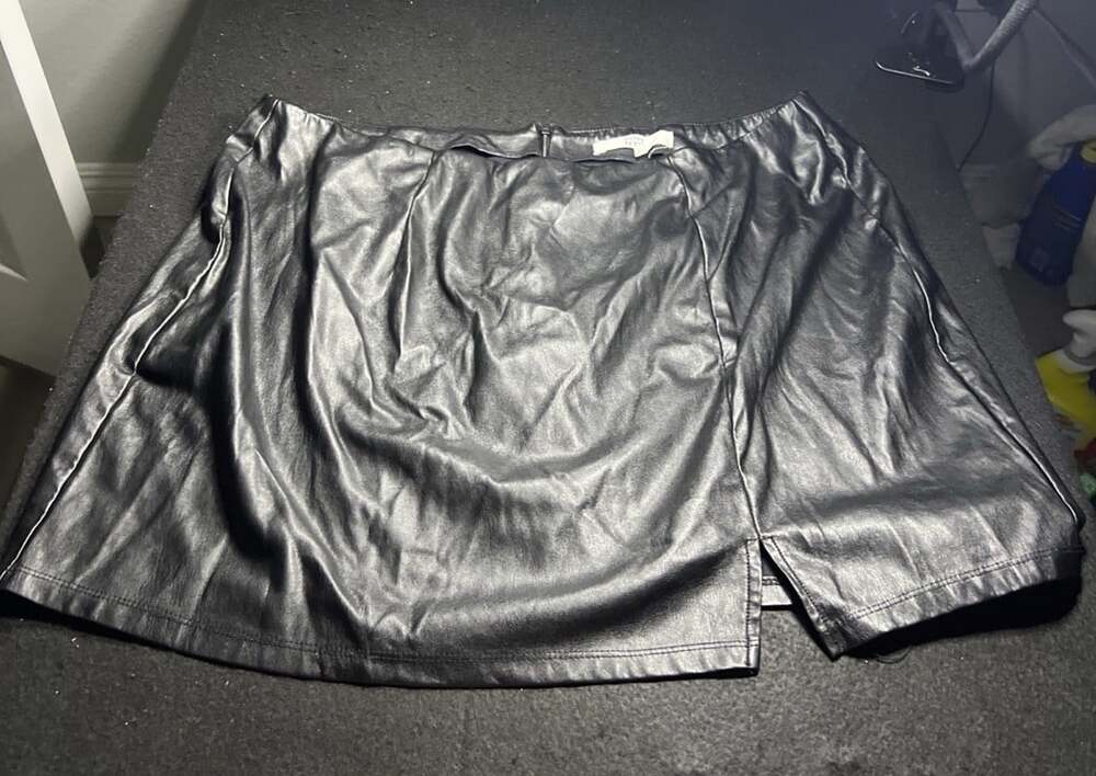 Madden Black Short  Faux Skirt XXL CUTE 🥰 Party Slit